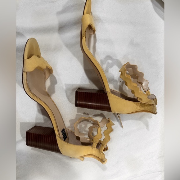 Block heels with scalloped ankle strap size 9.5 - Picture 4 of 4